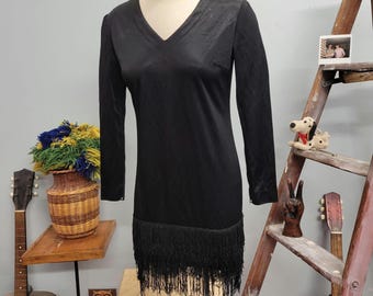 Vestido preto vintage com franjas dos anos 70: Mini vestido de coquetel estilo melindrosa