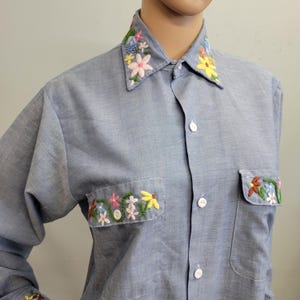 Camisa de cambray bordada de los años 70: Top vaquero floral vintage de JC Penney