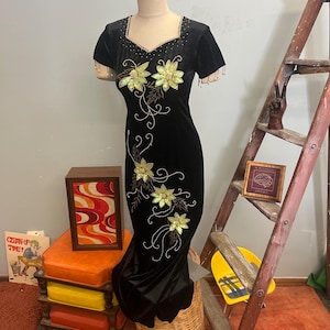 vtg 70s BEADED VELVET DRESS // vintage small womens bedazzled floral applique beaded fringe back slit gown sweetheart cocktail party dress