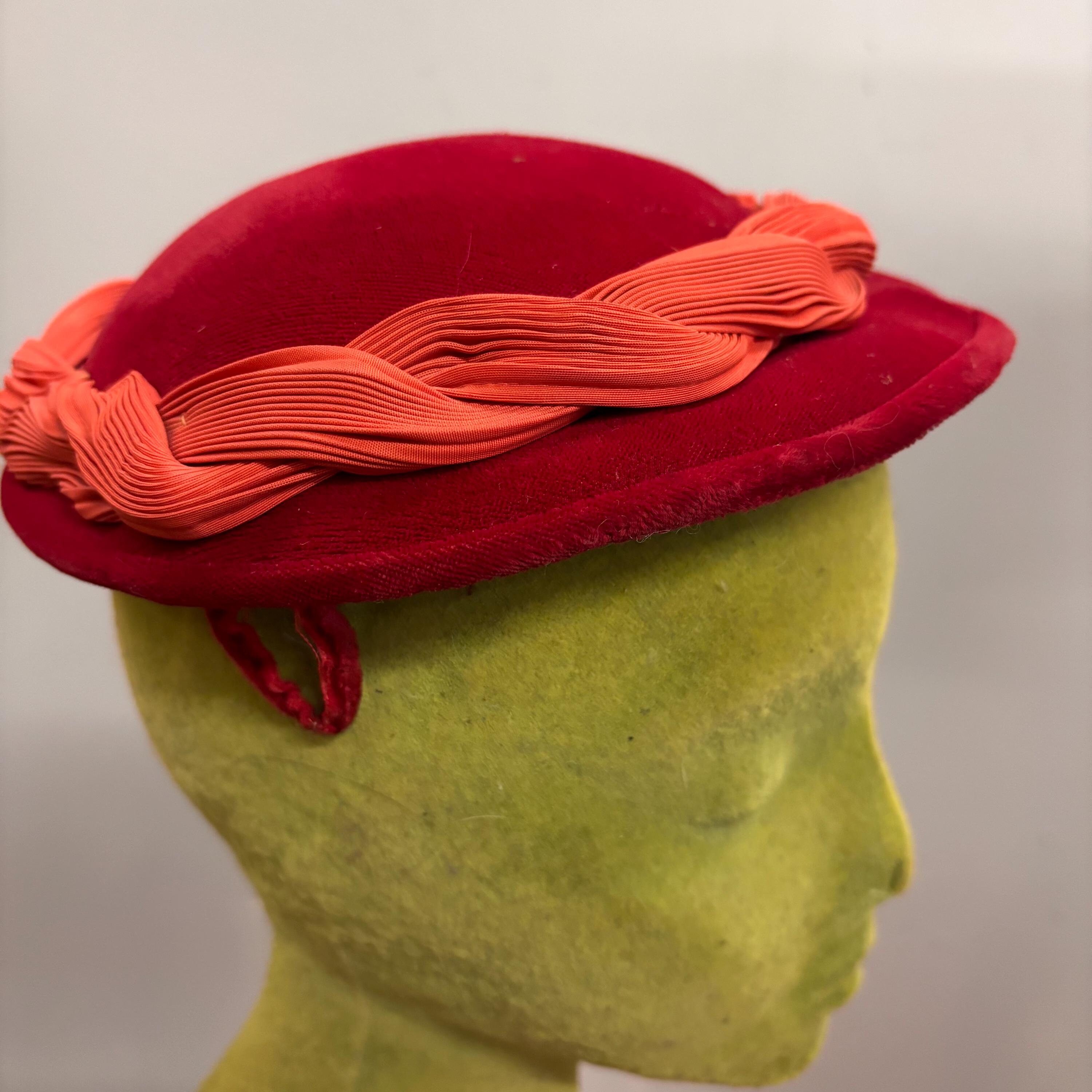 Vtg 50s RED VELVET HAT // Vintage Stylish Velvet Fascinator  display picture 1