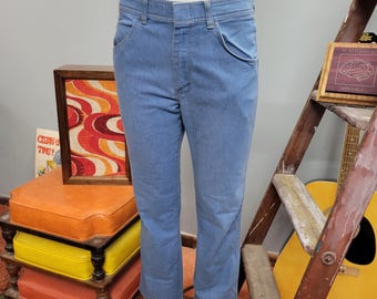 Vintage Wrangler-jeans uit de jaren 70: babyblauwe wijd uitlopende denim met hoge taille