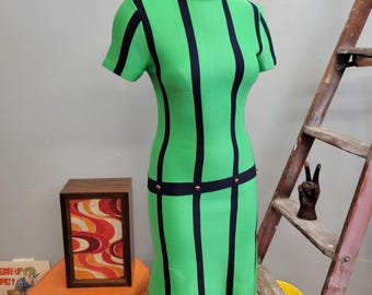 Space Age 1960er Jahre Mod Kleid, Vintage Neon Grün gestreiftes Strickkleid für den Frühling