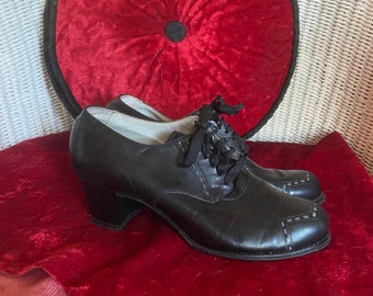 Vintage 40er Jahre schwarzes Leder gepunktete Flügelspitze klobige Slip auf gestapelten Loafers-Platform-Oxfords-Schnürabsätzen