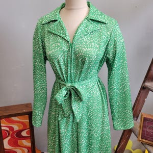 Vintage 70s Mod Belted Dress: Abstract Psychedelic Pattern, Size 22