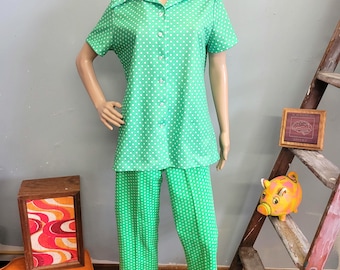 Vintage jaren 70 tweedelig broekpak met stippen, bijpassende top en broek Pykettes