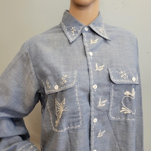 Camisa de cambray bordada de los años 70: Blusa vintage con mariposas de Deanna Polchow