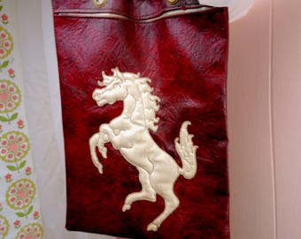 70年代のヴィンテージ刺繍入り馬柄バッグ、マーブル模様のバーガンディレザー製ポニー型財布
