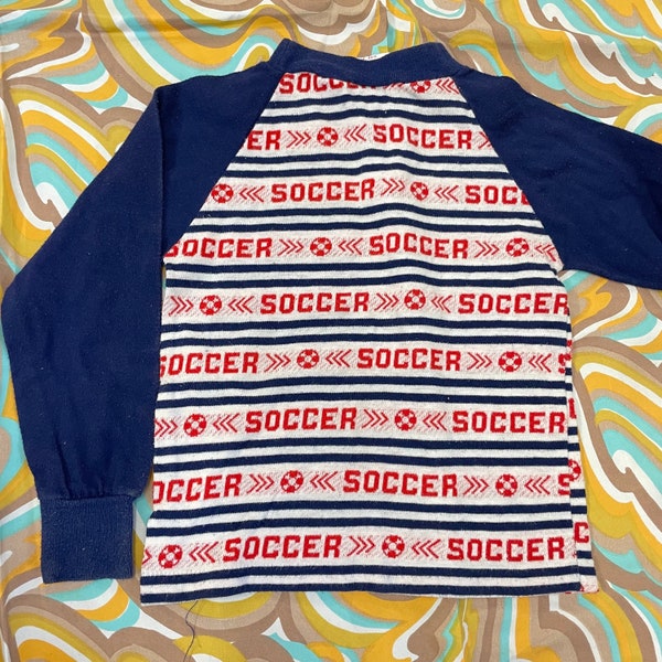 vtg 70s kids novelty print soccer all over print raglan top Tom Sawyer brand size 7 kids retro movie wardrobe speilberg sports kid t shirt