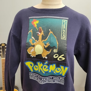 Sudadera vintage de los 90 con Charizard de Pokémon // Suéter nostálgico vintage de 1999 para jóvenes, talla XL, con la carta Charizard n.° 06, color azul marino y dragón de Nintendo.