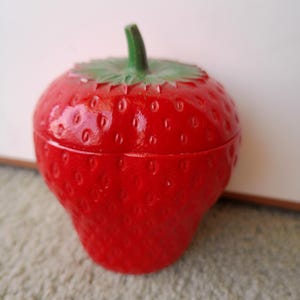 vtg 70s Ceramic Strawberry, Textured Red Jar 5" with Lid/Leaves