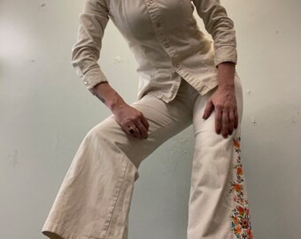 vtg 2 piece EMBROIDERED DENIM PANTSUIT ꕤ ꕤ ꕤ allie lynn for even roberts heavily stitched white denim jumpsuit flare leg bell bottoms jacket