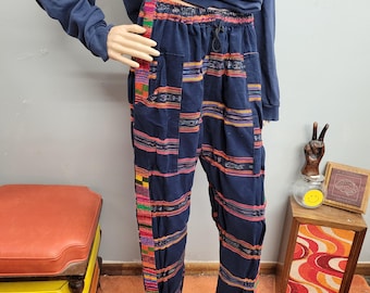 Spodnie vtg z lat 70. z haftem patchworkowym: vintage hippie, średni patchwork boho, zwężane, wysoki stan