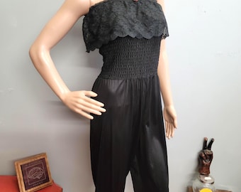 Mono vintage de encaje sedoso de los años 70, mono ajustado elástico con hombros descubiertos.