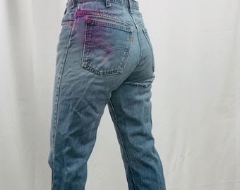 Jeansy dzwony Levi's Vtg z lat 70.: przetarty pomarańczowy pasek, farbowane metodą tie-dye