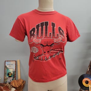 VTG ANNI '90 BULLS MAGLIA DA BASKET/ vintage Chicago Bulls USA lineup giovani grandi Michael Jordan sport sottile carta baby tee crop top aderente top