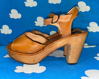 sandales à plateforme vintage des années 70 / Talons en bois / Sangle de boucle de cheville / Sandales Boho Hippie en cuir beige / Style Jackie Burkhart
