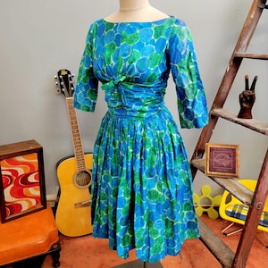Vestido vintage de los años 50 con estampado abstracto en acuarela: Vestido de té de corte ajustado y falda acampanada.