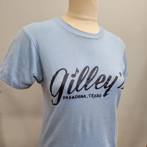 MAGLIETTA GILLEYS vintage anni '70 // stelle dello schermo vintage taglia media morbida carta sottile Pasadena Texas honky tonk bar ristorante azzurro pastello primavera