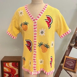 vtg 70s フルーツカーディガン / ヴィンテージ ザ クワッカーファクトリー スモール レディース キュート ストライプ カラフル レトロ スパンコール ビーズ ポップアート オールオーバープリント セーター