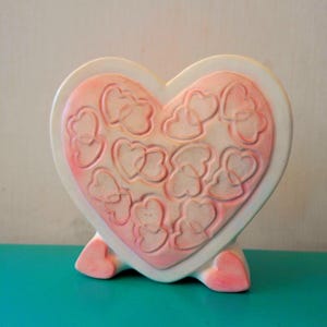 Doniczka w kształcie serca w pastelowym różu z lat 70., uroczy wazon z myszką na Dzień Matki