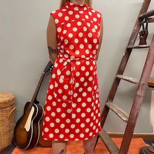 Abito vintage a pois rossi anni '60 / mini abito vintage con cintura e tasche, stile retrò, con stampa geometrica, carino, casual, funky, mod, stile space age, go go, primavera
