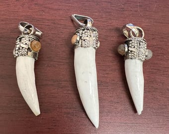 3 Pcs White Handmade Whelk Shell Pendant with Agate Decorative Cap