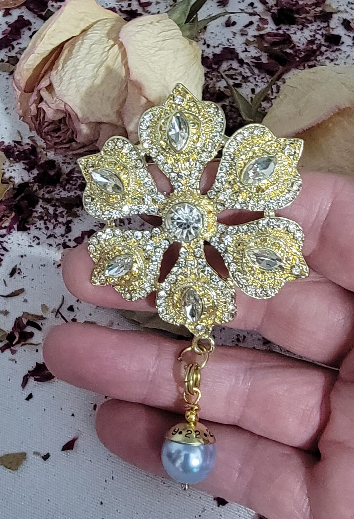 Pearl with Round Brooch