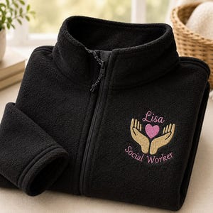 Chaqueta personalizada para trabajador social, regalo de graduación de maestría en trabajo social a medida, chaqueta polar bordada para licenciatura en trabajo social y trabajo social clínico, regalo para estudiantes de trabajo social imagen 16