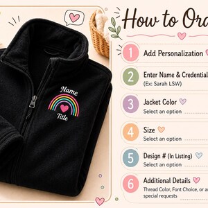 Puede incluir: Una chaqueta polar negra con cremallera que presenta un dise&ntilde;o bordado de arco&iacute;ris y coraz&oacute;n con el texto Name y Title. Junto a la chaqueta, una gu&iacute;a How to Order enumera seis pasos para la personalizaci&oacute;n, incluyendo nombre, t&iacute;tulo, color y talla.