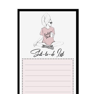 Op de afbeelding: Een zwart ingelijst notitieboekje met een roze achtergrond en een lijntekening van een vrouw in een roze shirt en zonnebril die in kleermakerszit zit. Het notitieboekje heeft de titel "Shut-to-do List".