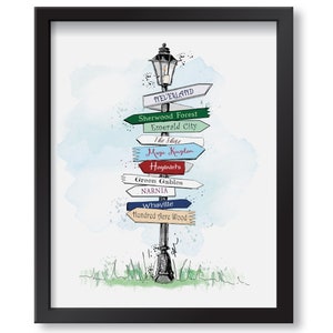 Könnte beinhalten: Eine Aquarell-Illustration eines Wegweisers mit mehreren Schildern, die auf verschiedene fiktive Orte zeigen, darunter Nimmerland, Sherwood Forest, Smaragdstadt, Auenland, Zauberreich, Hogwarts, Grüne Giebel, Narnia, Whoville und der Hundert-Morgen-Wald.