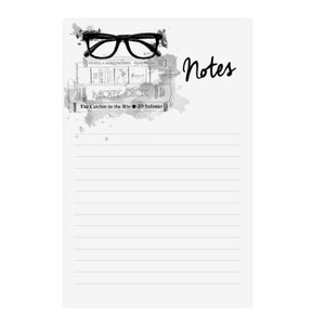 Peut inclure: Un bloc-notes ligné avec une illustration en noir et blanc d'une pile de livres, de lunettes et un fond aquarelle. Le texte "Notes" est écrit en cursive noire en haut de la page. Les titres des livres incluent "To Kill a Mockingbird", "Moby Dick" et "The Catcher in the Rye".