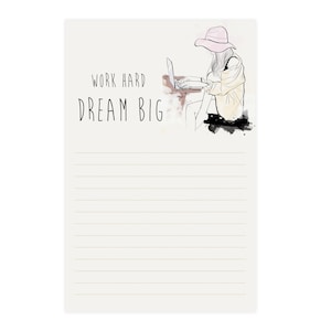 Può includere: Un blocco note rigato con il testo "WORK HARD DREAM BIG" e un'illustrazione ad acquerello di una persona con un cappello rosa che usa un laptop.