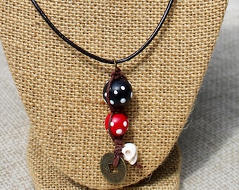 Collar pirata inspirado en las rastas de Jack Sparrow con cuero, cuentas de calavera y cuentas de madera.