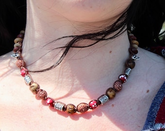 Gargantilla: Collar pirata de macramé con calavera, plata, hueso y cuentas de madera.