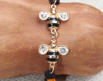 Pulsera con dije de abejorro: macramé de cáñamo negro con cuentas de concha amarillas