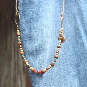 Cadena/llavero para pantalones de cuero estilo suroeste en latón y cobre con cuentas de madera, hueso, magnesita y coral