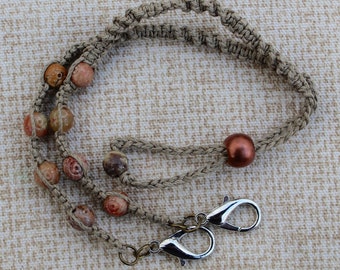 Soporte para gafas, máscara y teléfono de macramé con cordón de cáñamo verde musgo y cuentas de esteatita talladas.