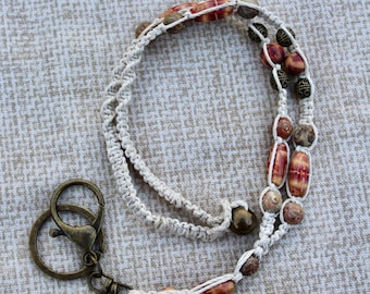 Cordón de macramé para identificación/teléfono: cáñamo, cuentas de esteatita, detalles de latón - Largo personalizado