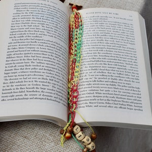 Bladwijzer macramé van bont hennepkoord met houten kralen, madeliefje: personaliseer met naam of woord naar keuze