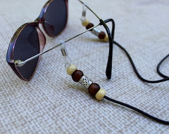 Soporte para gafas/mascarillas en cuero liso redondo con cuentas de plata, hueso y madera.