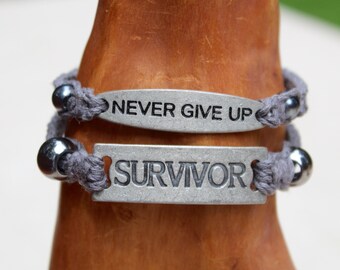 Pulseras motivacionales con mensajes positivos, macramé de cordón grueso de cáñamo gris, cuentas y cierres de plata.