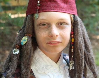 Kit completo de peluca de tamaño infantil con rastas Jack Sparrow 5 DE con dijes, lazos, cáñamo más pañuelo para la cabeza y tres mini hilos de cuentas