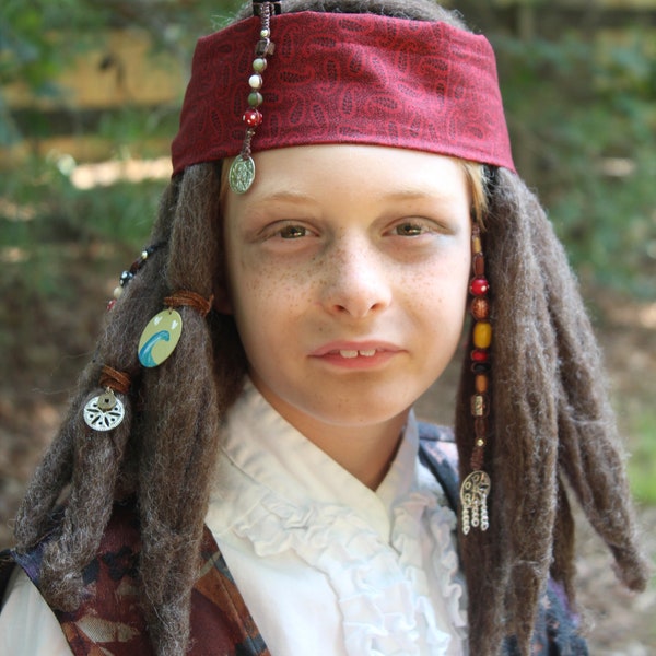 Kit complet de perruque pour enfant avec dreadlocks Jack Sparrow 5 DE avec breloques, cravates, chanvre plus foulard et trois mini brins de perles.