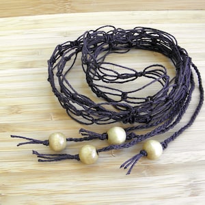 Ceinture en macramé en chanvre marron foncé avec liens et perles de bois