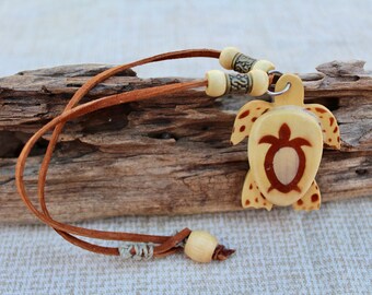 Charm de coche de tortuga de cuero: colgante de madera de albizia con cáñamo y latón