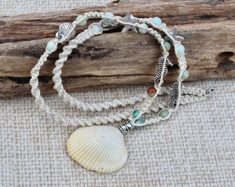 Collar de conchas y caballitos de mar con cáñamo natural y dijes de vida marina bañados en plata.