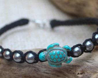 Tobillera o pulsera con tortuga turquesa como elemento central, cuentas plateadas y macramé de cáñamo: Largo y color a elegir.