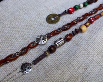 Adorno colgante inspirado en las rastas de Jack Sparrow, hecho de macramé, cáñamo trenzado, cuero y cuentas variadas.