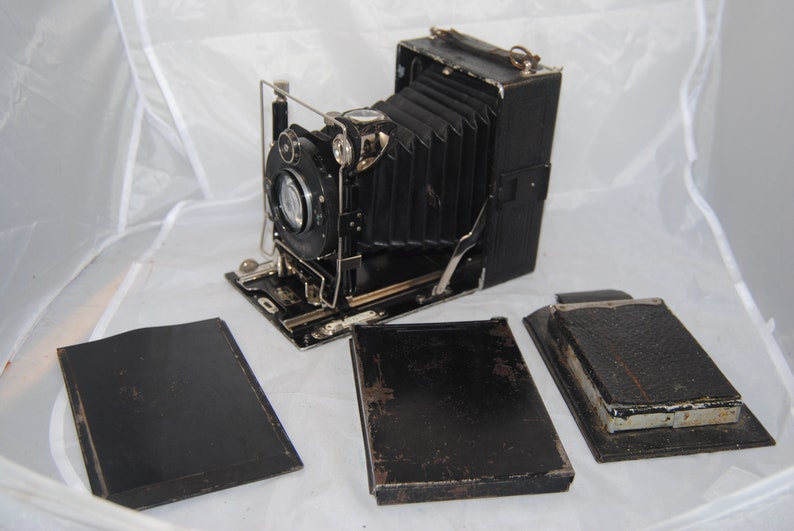 Vintage COMPUR bellows camera w 4 backing film plates.